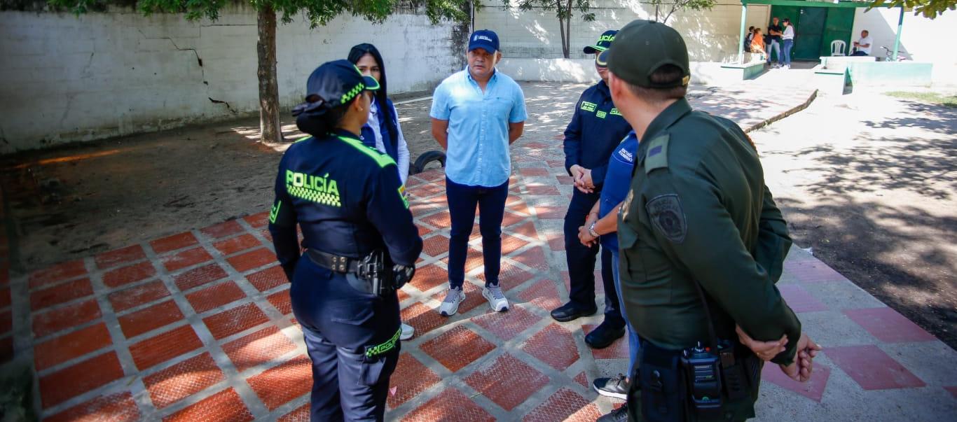 Autoridades de Soledad y de Policía reunidas en una institución educativa.