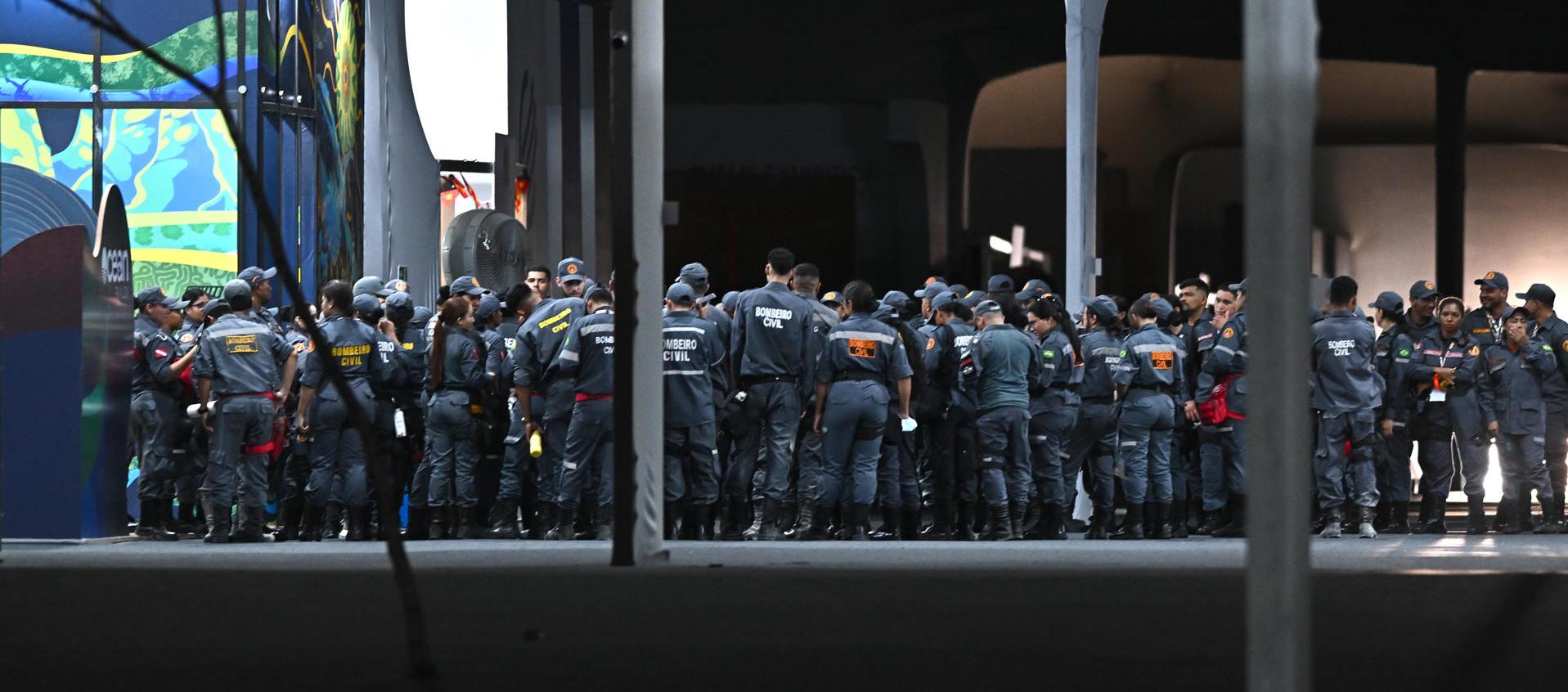 Bomberos a las afueras del centro de convenciones donde se registró el incendio. 