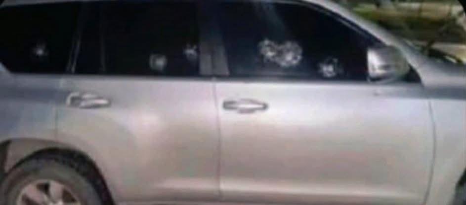 La camioneta en la que se transportaba el niño cuando fue impactado a bala. 