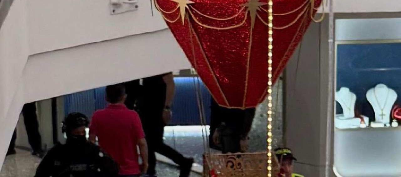 Autoridades en el Centro Comercial en Bucaramanga.