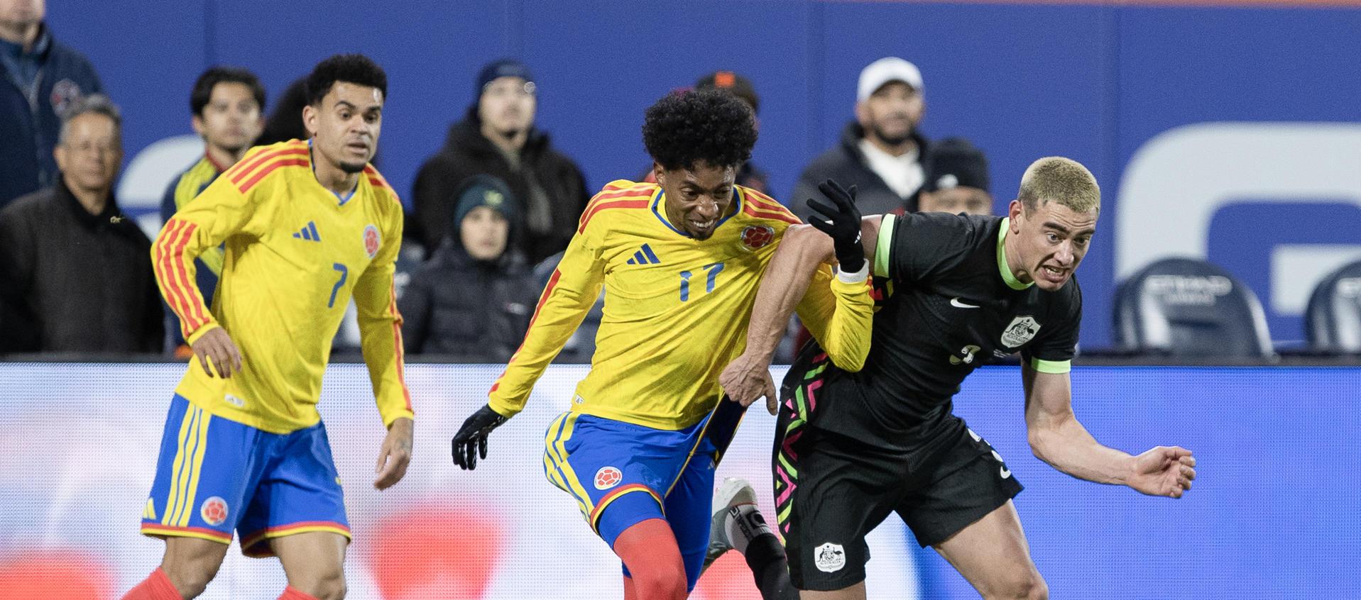 Johan Mojica (c) de Colombia disputa el balón con Lewis Miller (d) de Australia. Al fondo, Luis Díaz. 