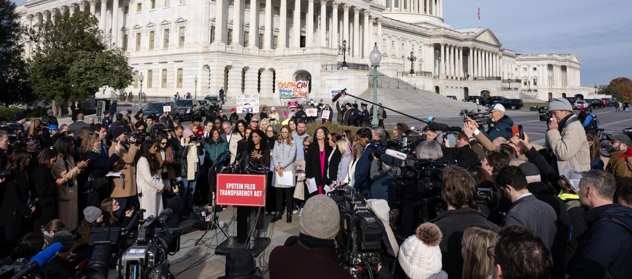 Sobrevivientes de abuso hablan durante una conferencia de prensa en el Capitolio de los Estados Unidos.