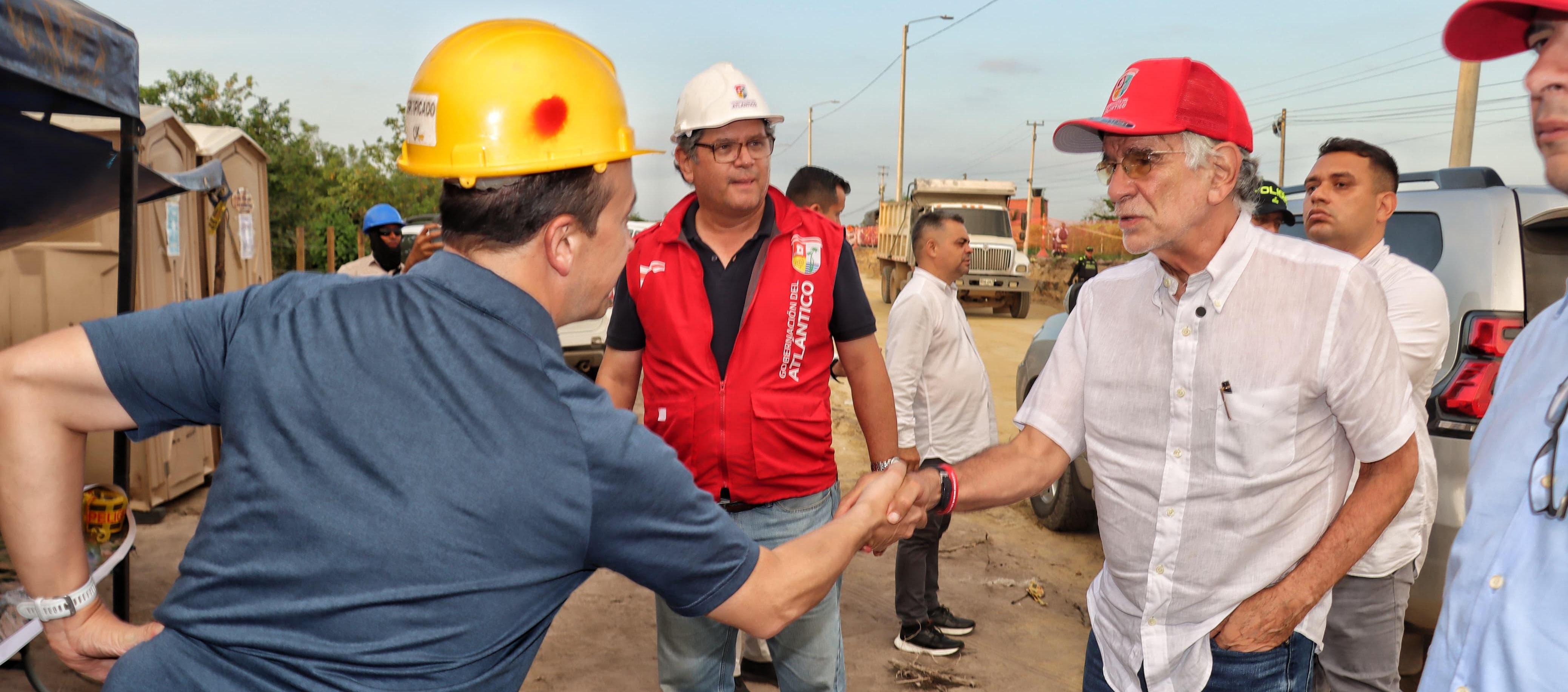 Eduardo Verano visitando las obras.