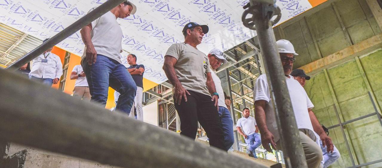 El alcalde Alejandro Char en el MAMB.