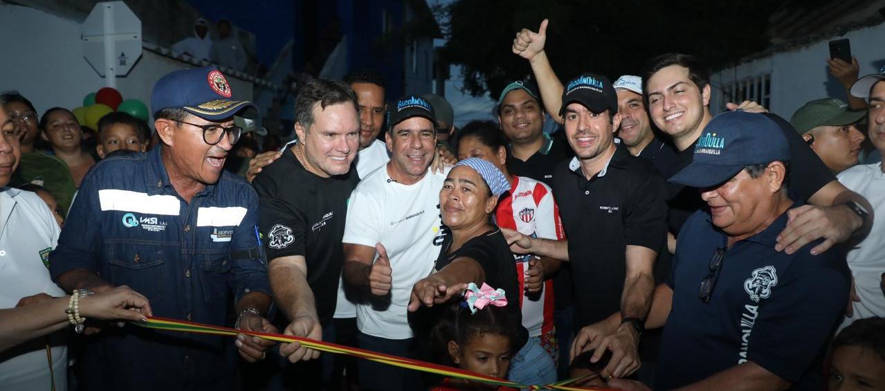 El alcalde Alejandro Char en la entrega de la vía en Las Flores.