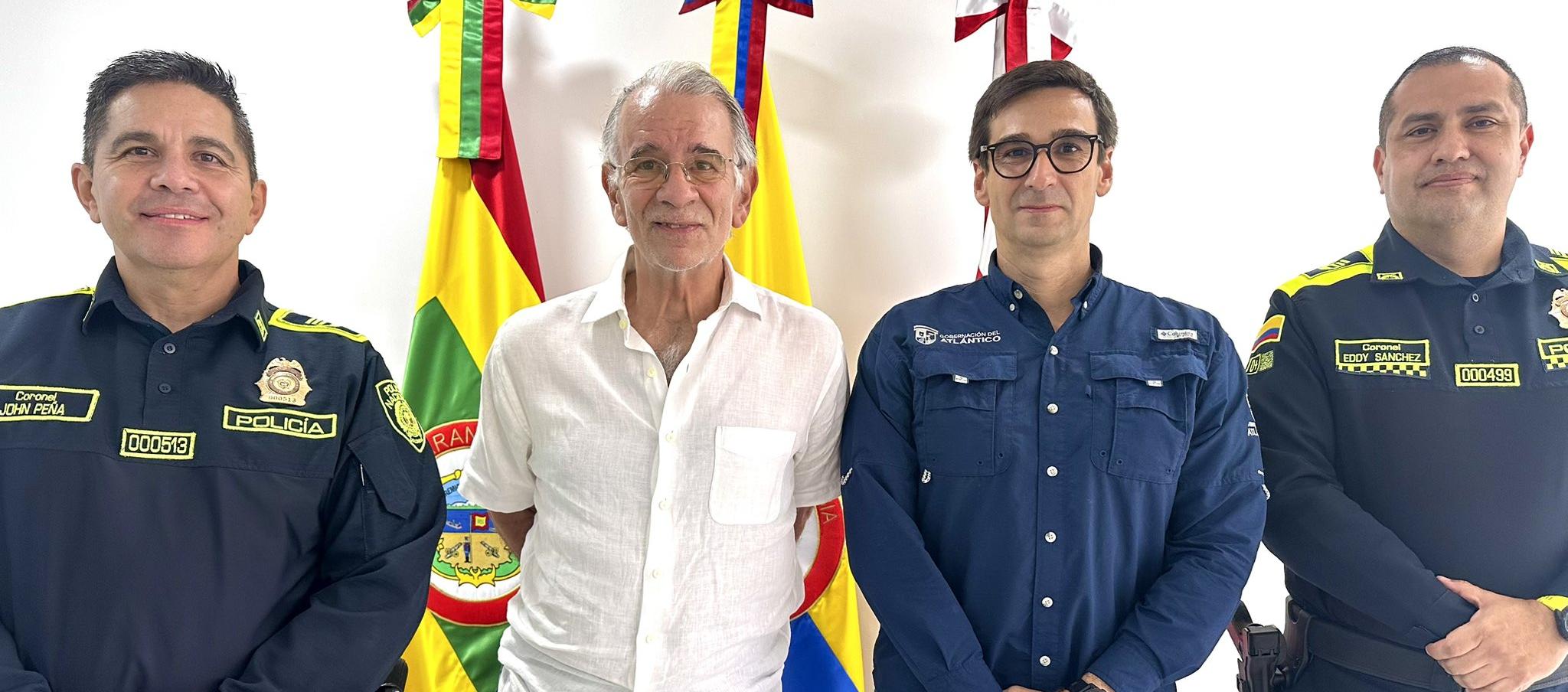 El saliente coronel John Harvey Peña, el gobernador Eduardo Verano, el secretario del Interior José Antonio Luque y el coronel Eddy Sánchez, nuevo comandante de la Policía del Atlántico. 