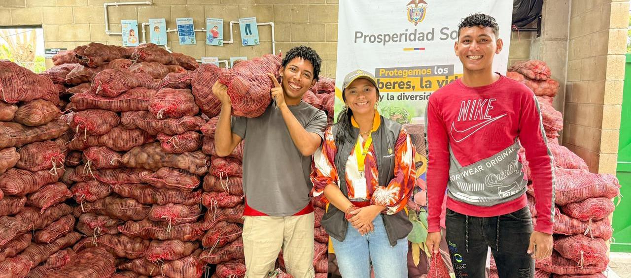 Melissa Obregón, directora de Prosperidad Social en Atlántico, entregando el alimento a las familias. 