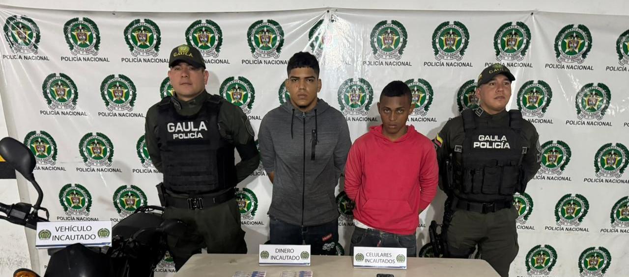 Los dos presuntos extorsionistas tras ser capturados por la Policía.