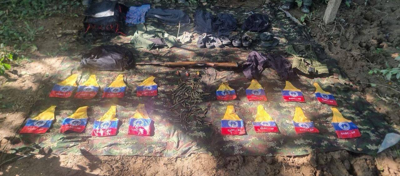 Las armas y brazaletes incautados.