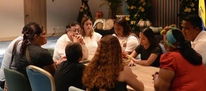 El Presidente Gustavo Petro con la familia del pescador. 