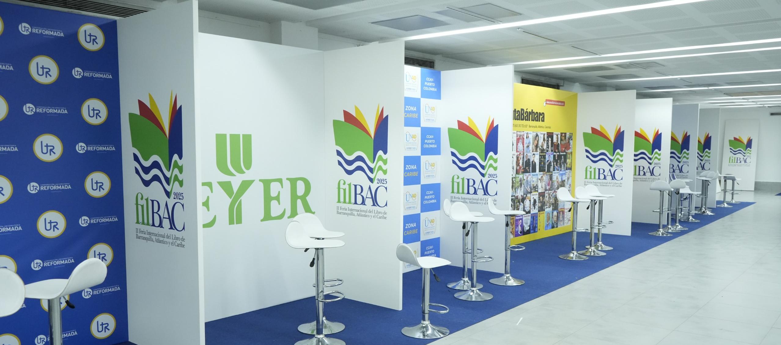 Stand para los expositores en la Galería de la Plaza de la Paz. 