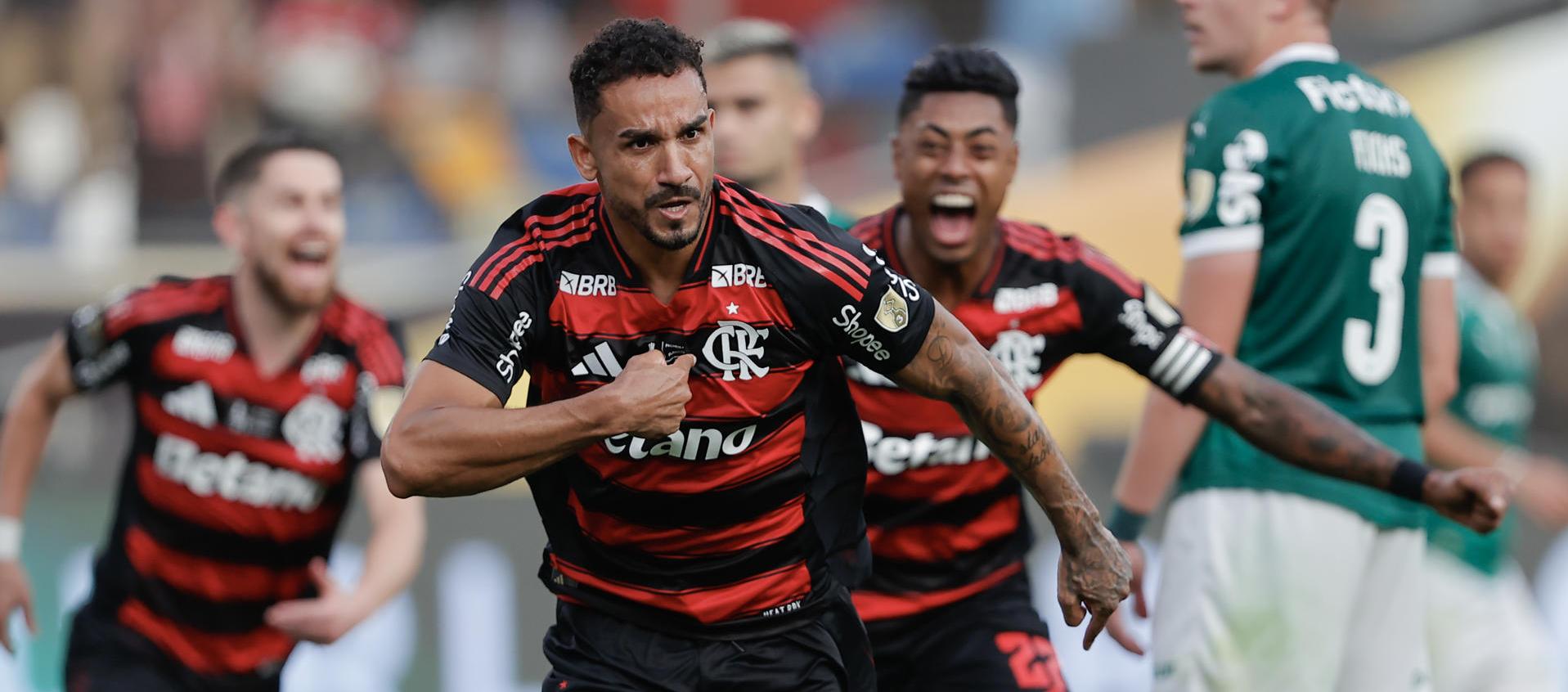 Danilo da Silva de Flamengo celebra su gol en la final de la Copa Libertadores.