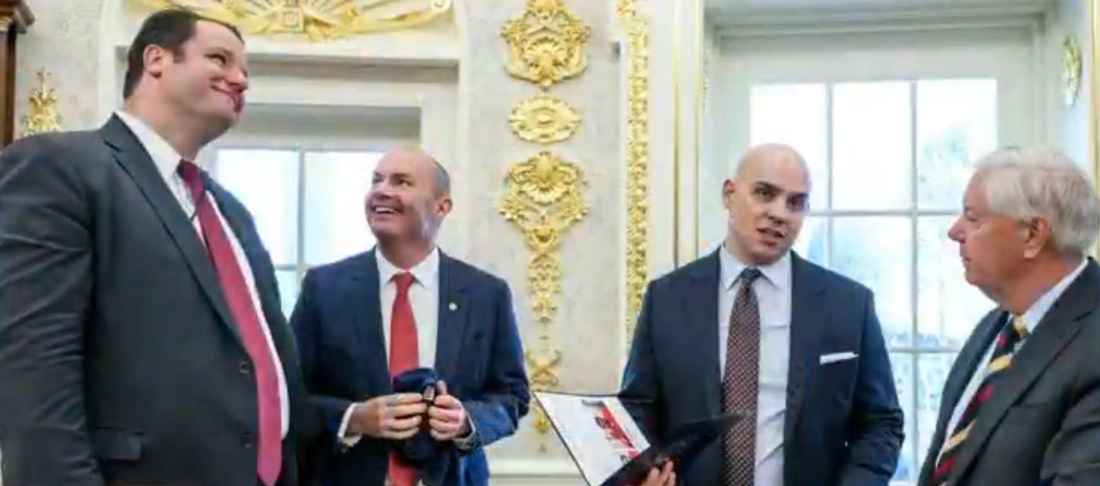 La foto donde aparece el funcionario que tenía la imagen de Petro y Maduro.