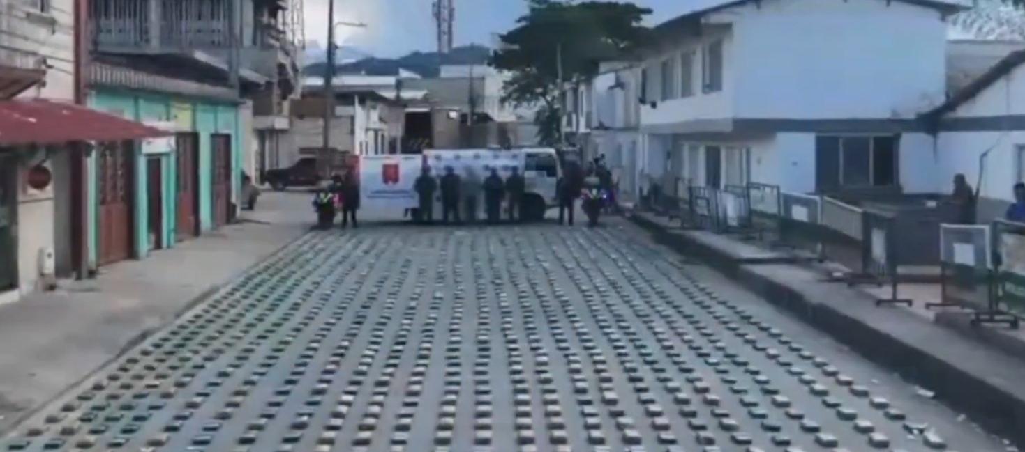 La marihuana estaba oculta en los paneles del cuarto frío del automotor. 