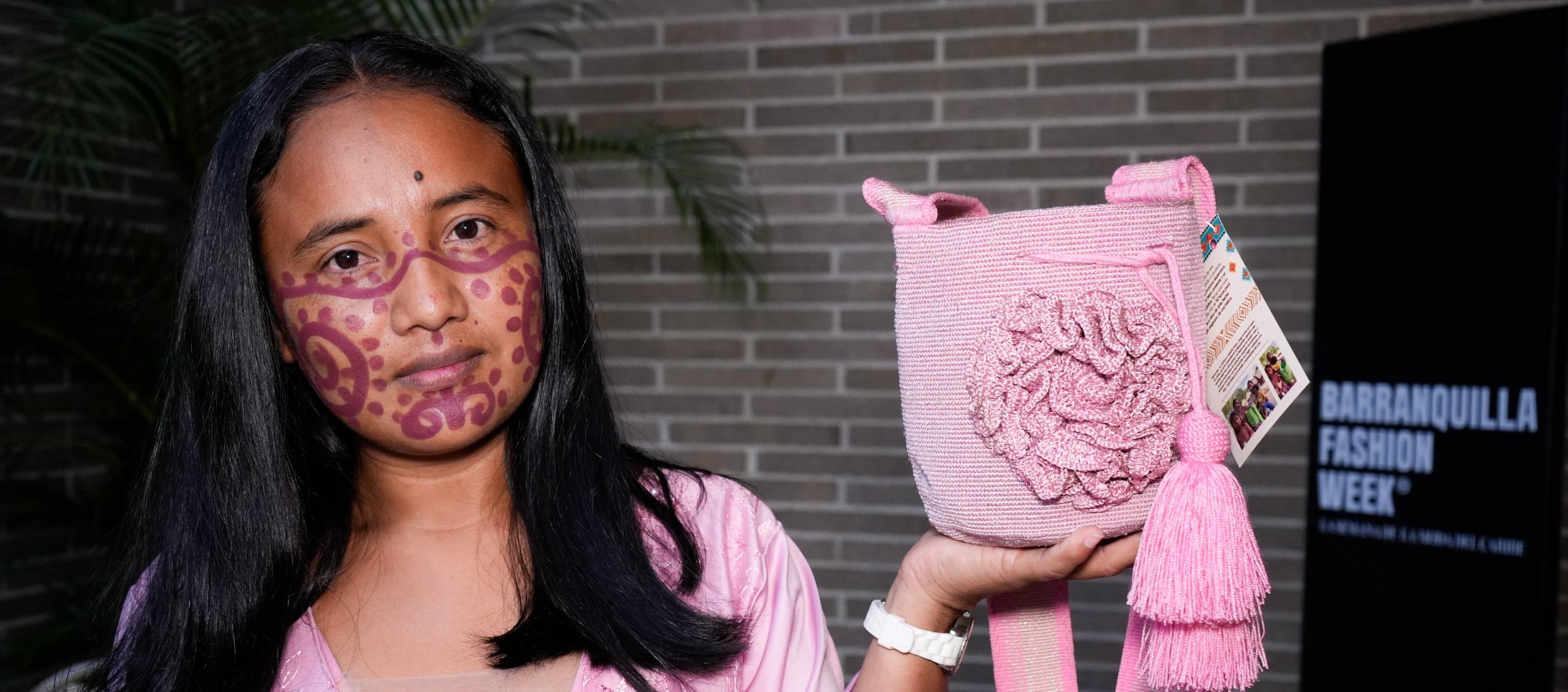 Indígena Wayúu con sus mochilas.