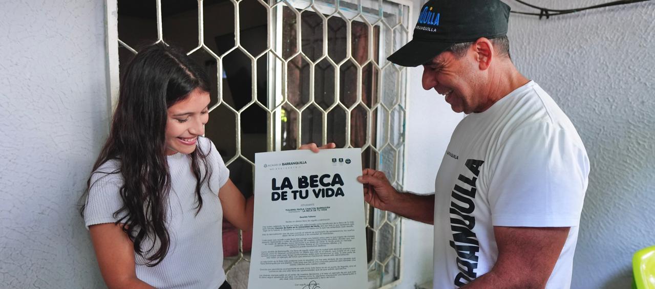 El Alcalde Char con una de las beneficiarias.