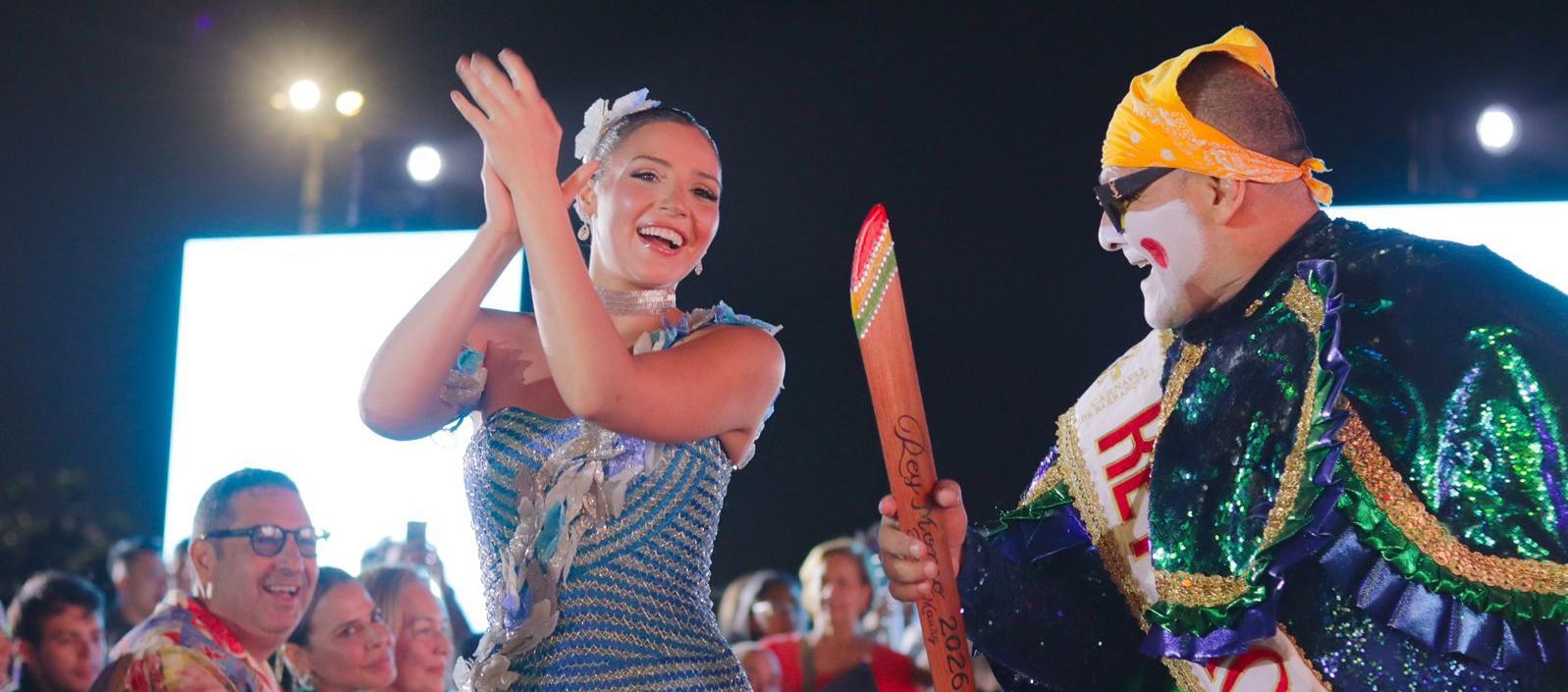 La reina Michelle Char con el rey Momo, Adolfo Maury.