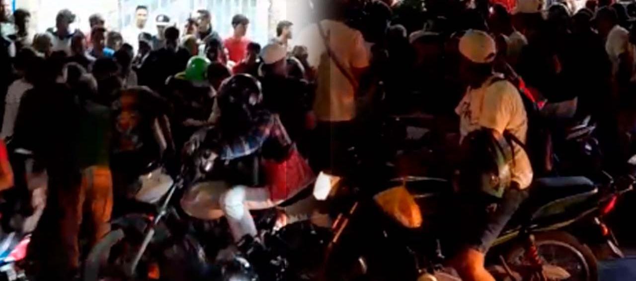 Las personas se aglomeraron en el sitio donde fue baleada esta persona.