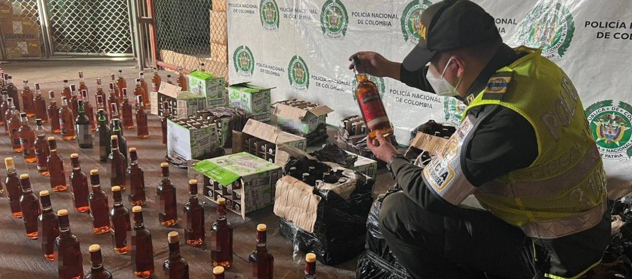 Licor de contrabando incautado por la Policía. 