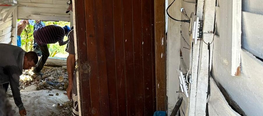 Agentes del CTI cavando dentro de la vivienda. 