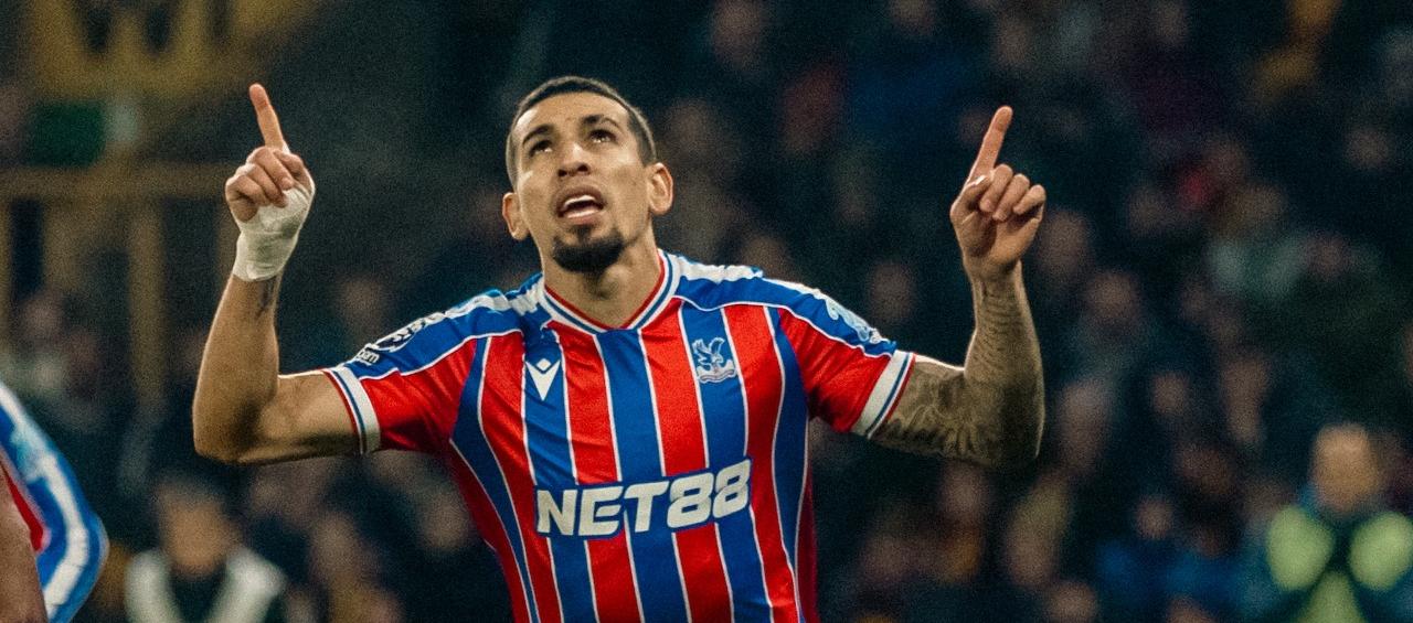 Daniel Muñoz celebrando su gol.
