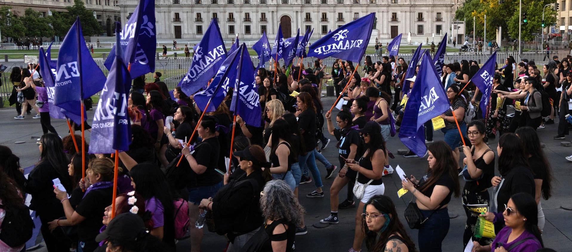 Mujeres durante una manifestación en el Día Internacional de la Eliminación de la Violencia contra la Mujer en Santiago.