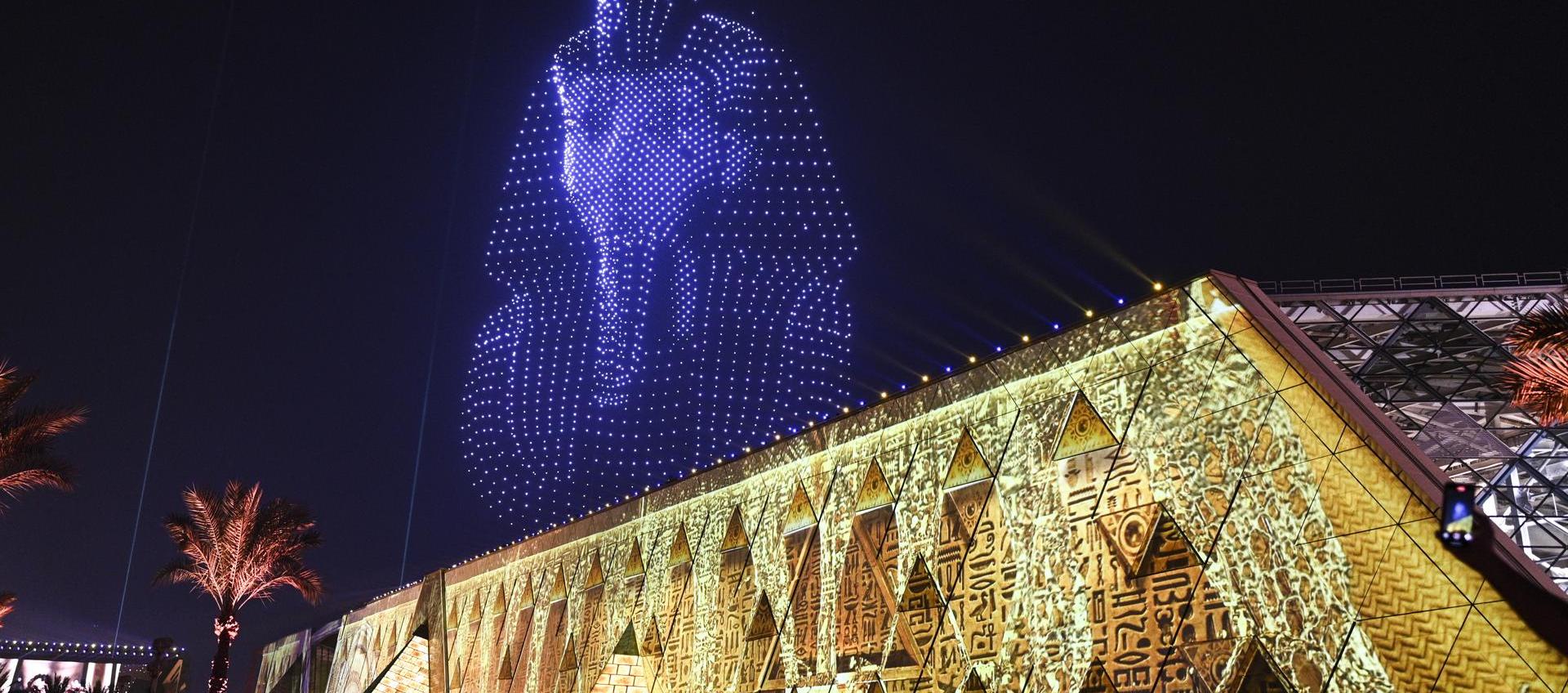 Imagen creada por drones de la máscara de Tutankamón como parte de los actos de inauguración del Gran Museo.