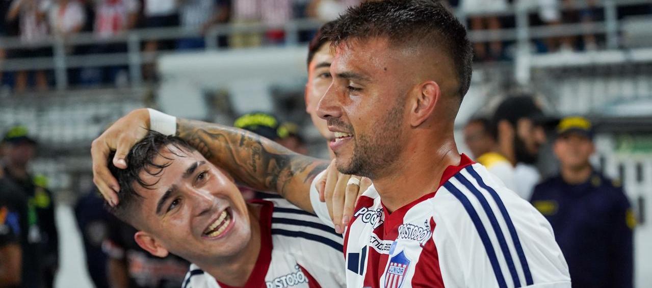 Paiva celebrando el gol con Rodríguez.