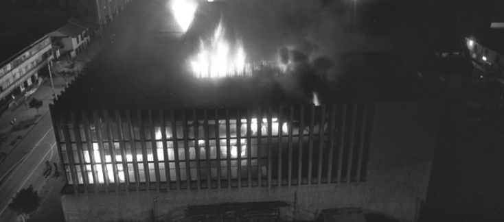 Palacio de Justicia incendiado.