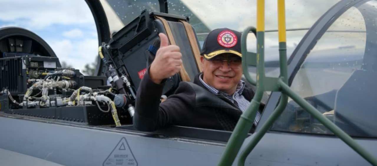 Petro en un avión Gripen. 