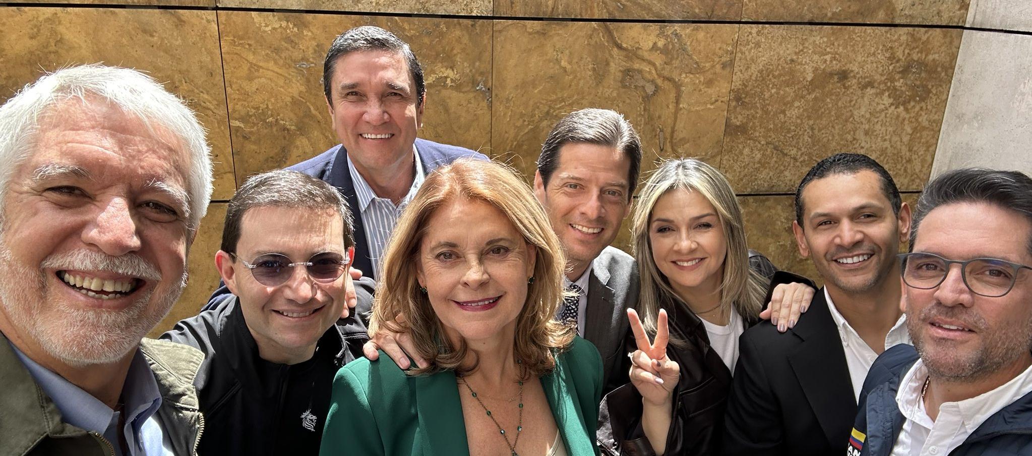 Enrique Peñalosa, Felipe Córdoba, Juan Carlos Cárdenas, Marta Lucía Ramírez, Mauricio Gómez, Vicky Dávila, Daniel Palacios y Juan Guillermo Zuluaga.