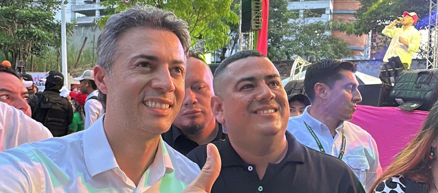 El precandidato presidencial Daniel Quintero Calle (izquierda).