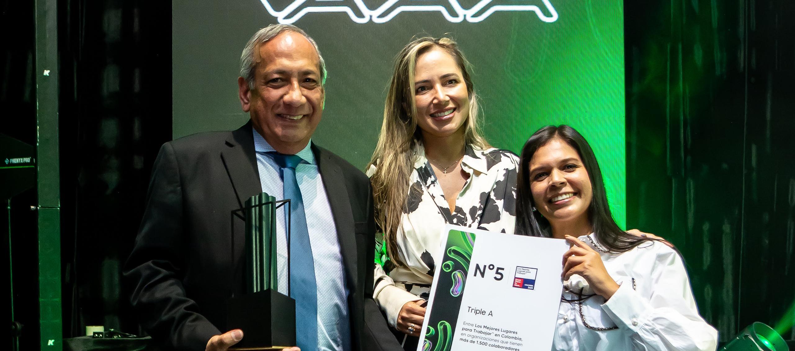 Ramón Hemer, gerente general de Triple A, con el reconocimiento.