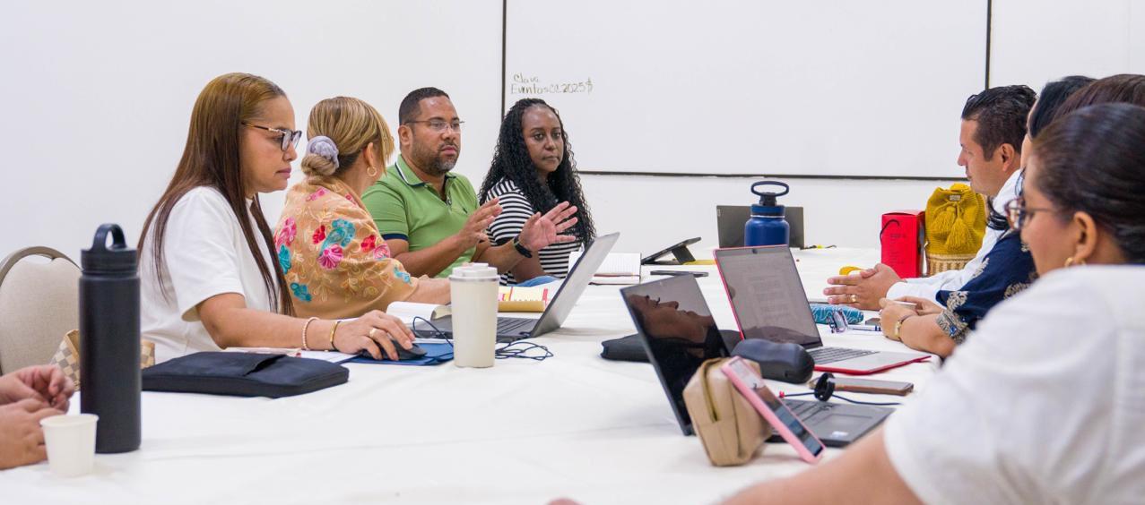 Reunón del rector Leyton Barrios con los decanos de la universidad.