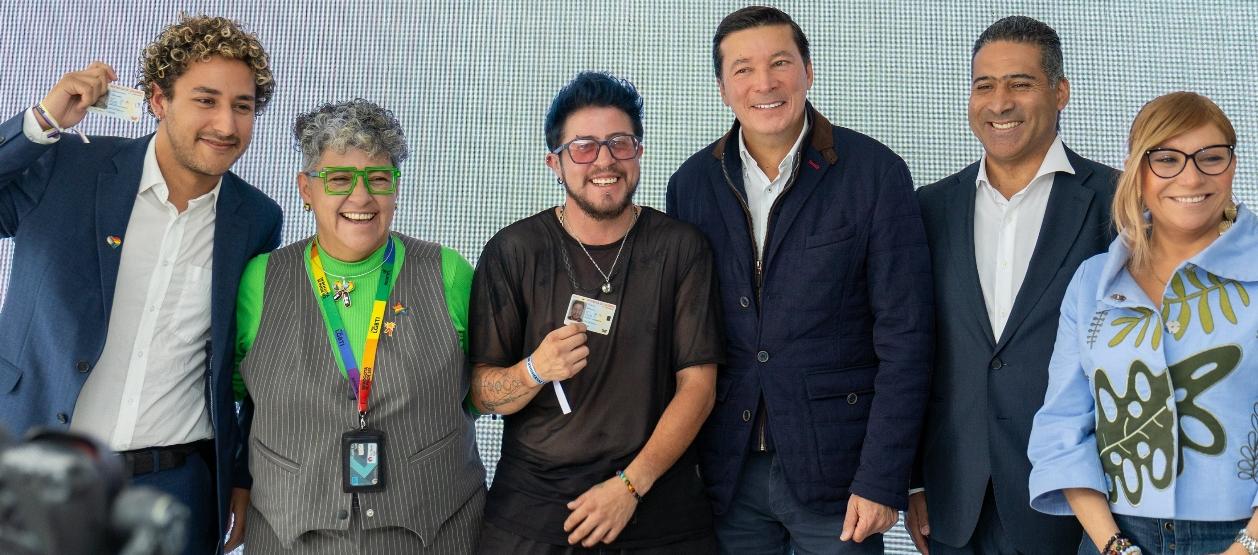 El Registrador Hernán Penagos con varios miembros de la comunidad LGTBI.