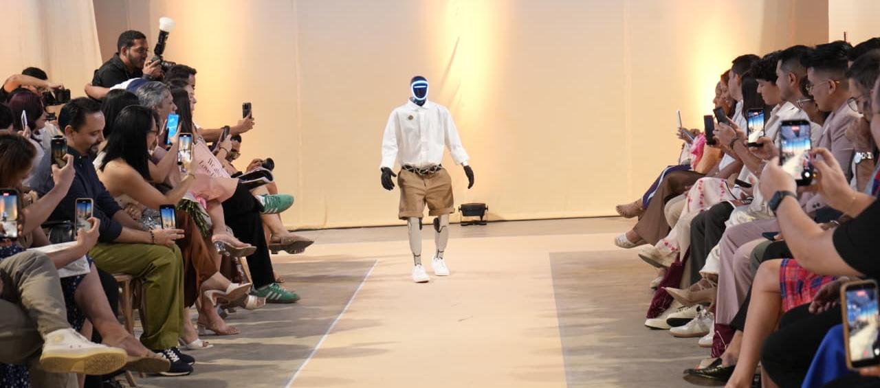 Humanoide 'i3E' desfilando con prendas del diseñador Orlando Zapata