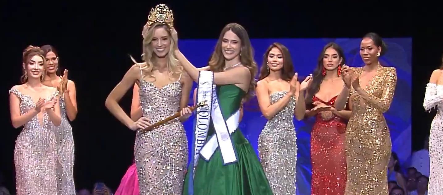 Momento en que recibió la corona María Antonia Mosquera Carvajal.