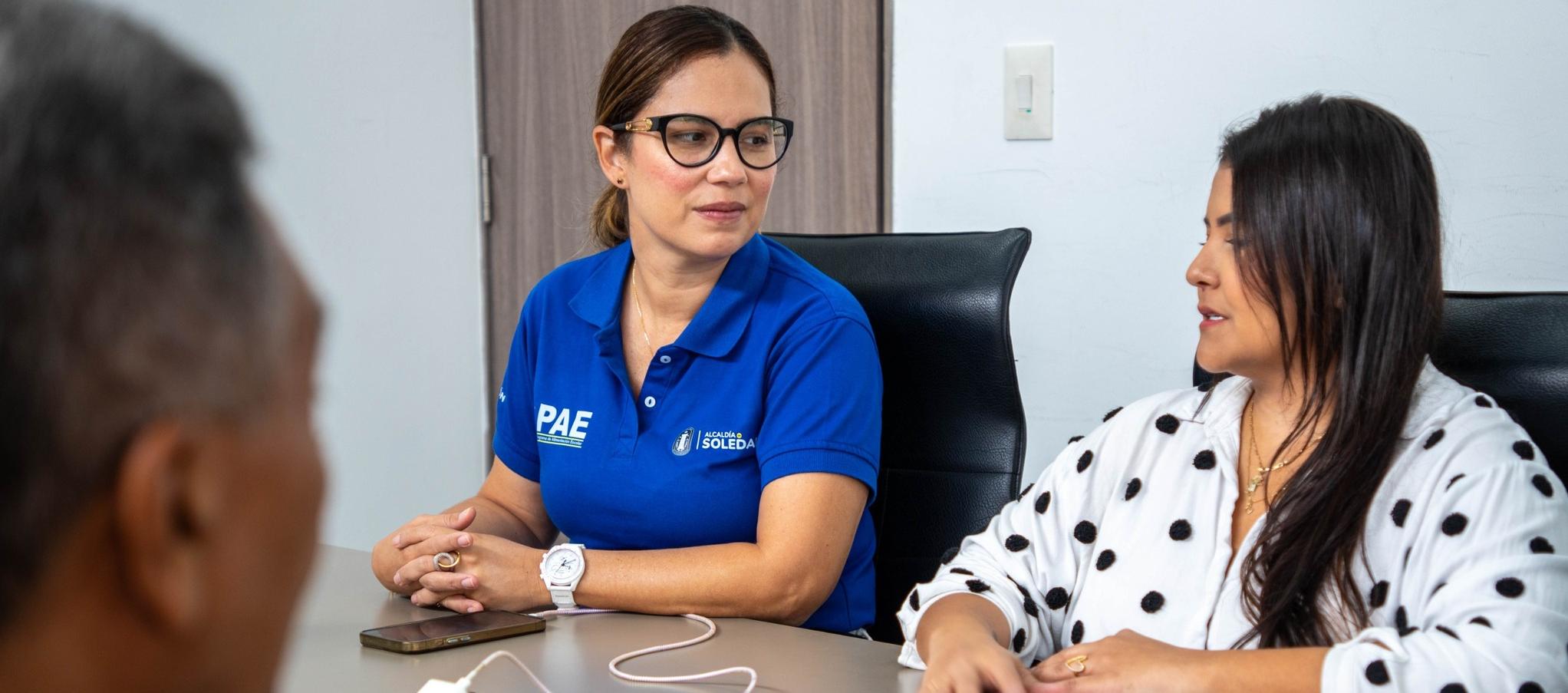 La Secretaria de Educación del municipio de Soledad, Carolina Correa (izquierda).