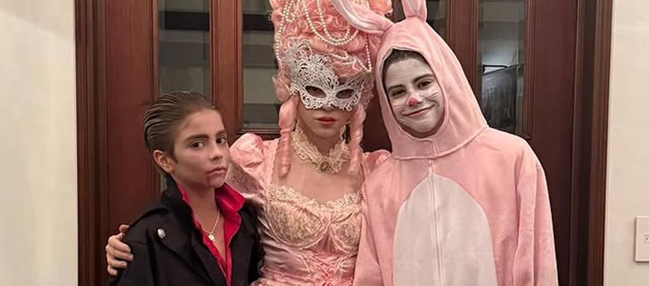 Shakira y sus dos hijos disfrazados en la noche del viernes. 