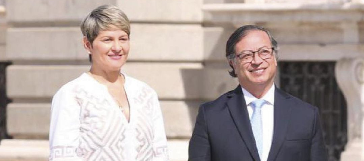 Verónica Alcocer y el Presidente Gustavo Petro.