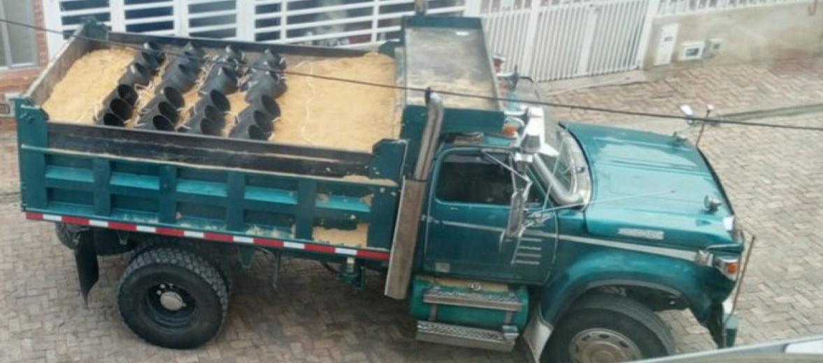 La volqueta cargada con explosivos.