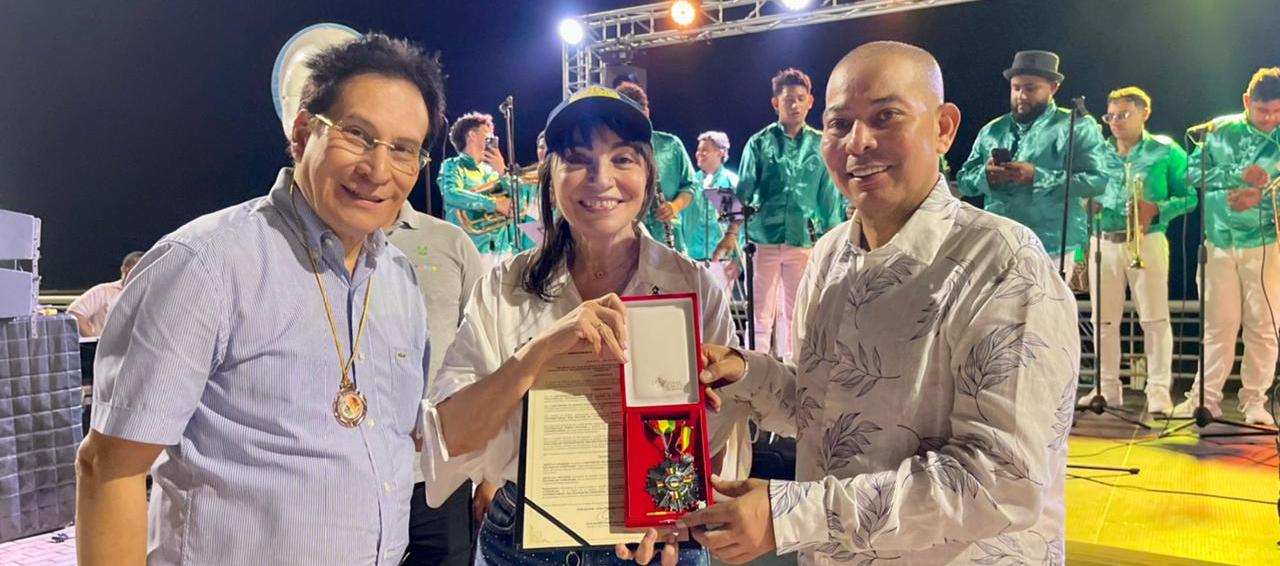 Porfirio Bayuelo y Ana Consuegra de Bayuelo reciben el reconocimiento por parte de Juan Ospino Acuña, secretario de Cultura del Distrito. 