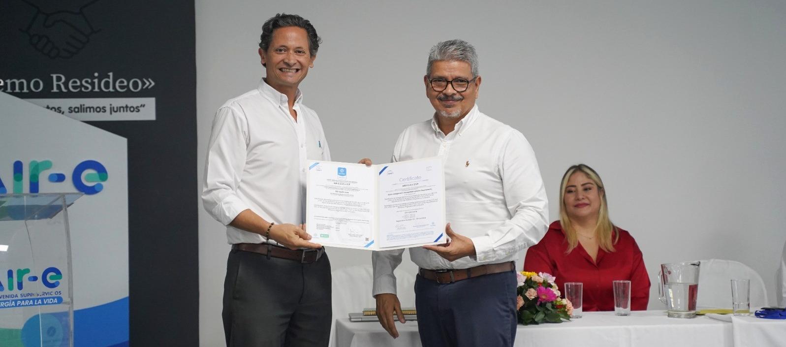 Jaime Mesa Buitrago, secretario general de Air-e Intervenida, y Simón Bolívar Meneses, director regional Icontec.