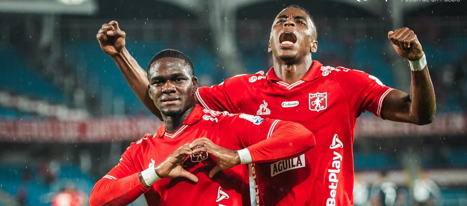 Tilman Palacios (izquierda) celebra su gol con Jhan Lucumí. 