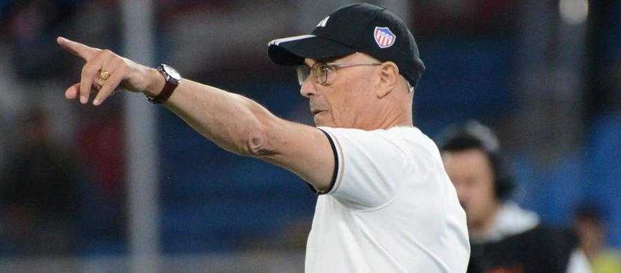 Alfredo Arias, técnico del Junior, durante el partido contra América.