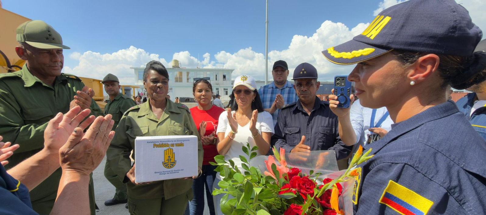 Entrega de ayuda humanitaria a Cuba.