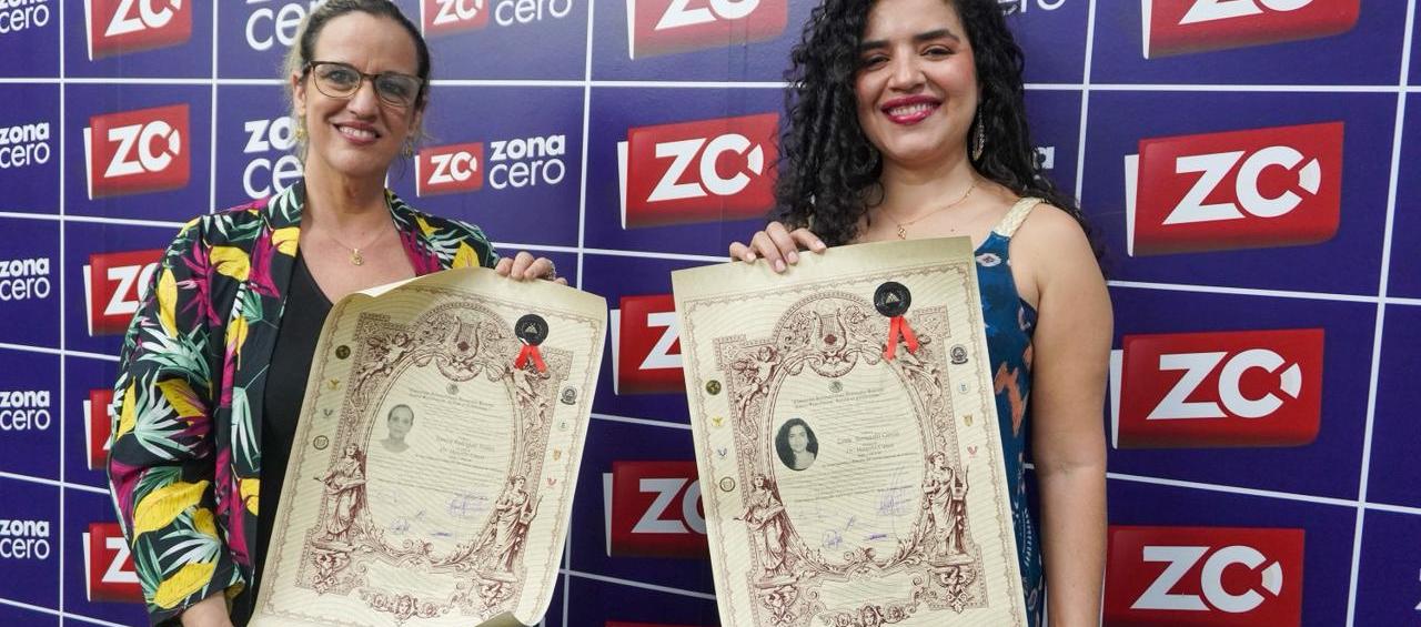 La pianista Yamira Rodríguez y la soprano Zeidy Bornacelli, con los pergaminos de reconocimiento que les dieron en México.