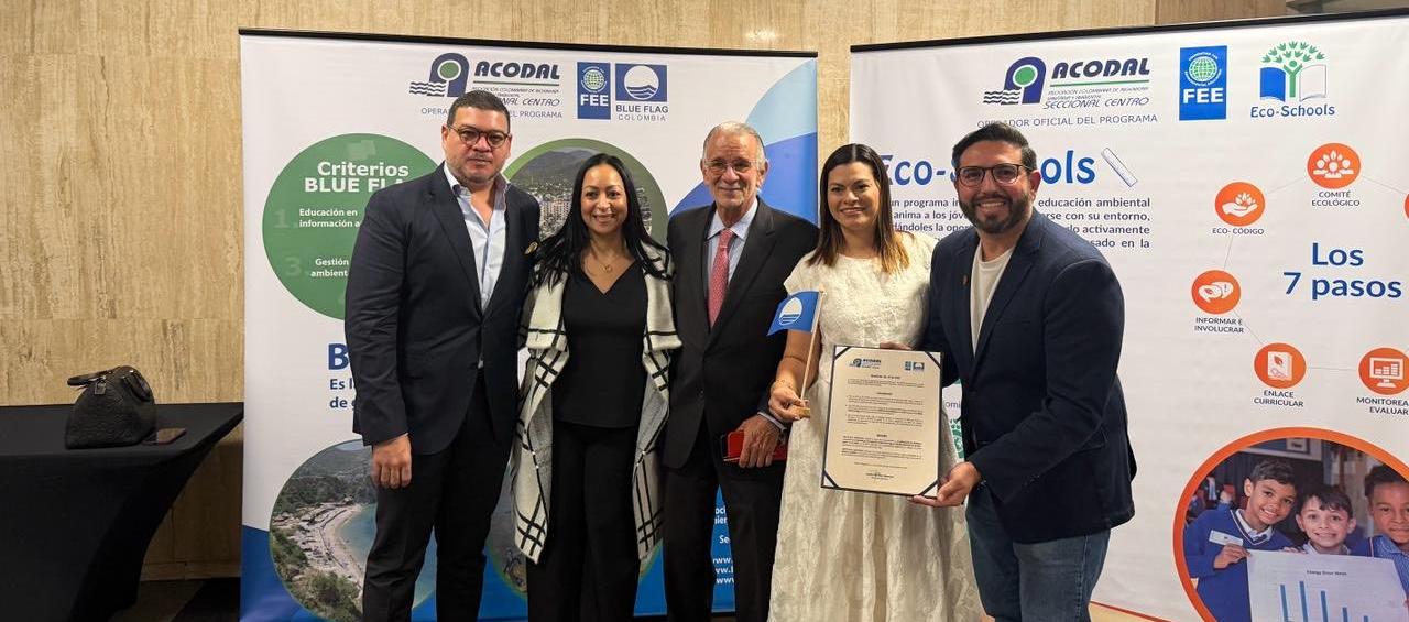 Gobernador Eduardo Verano y sus funcionarios mientras reciben la distinción internacional. 