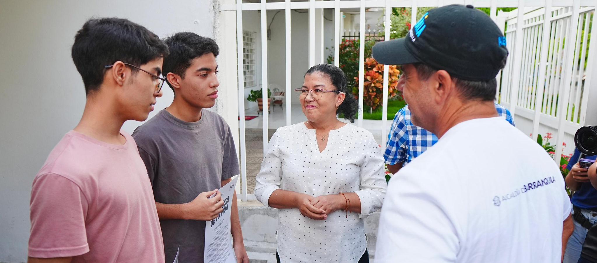 Alcalde Char entrega beca a los jóvenes.