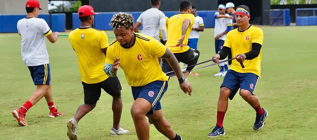 La Selección Colombia de béisbol durante un entrenamiento en el estadio Édgar Rentería.